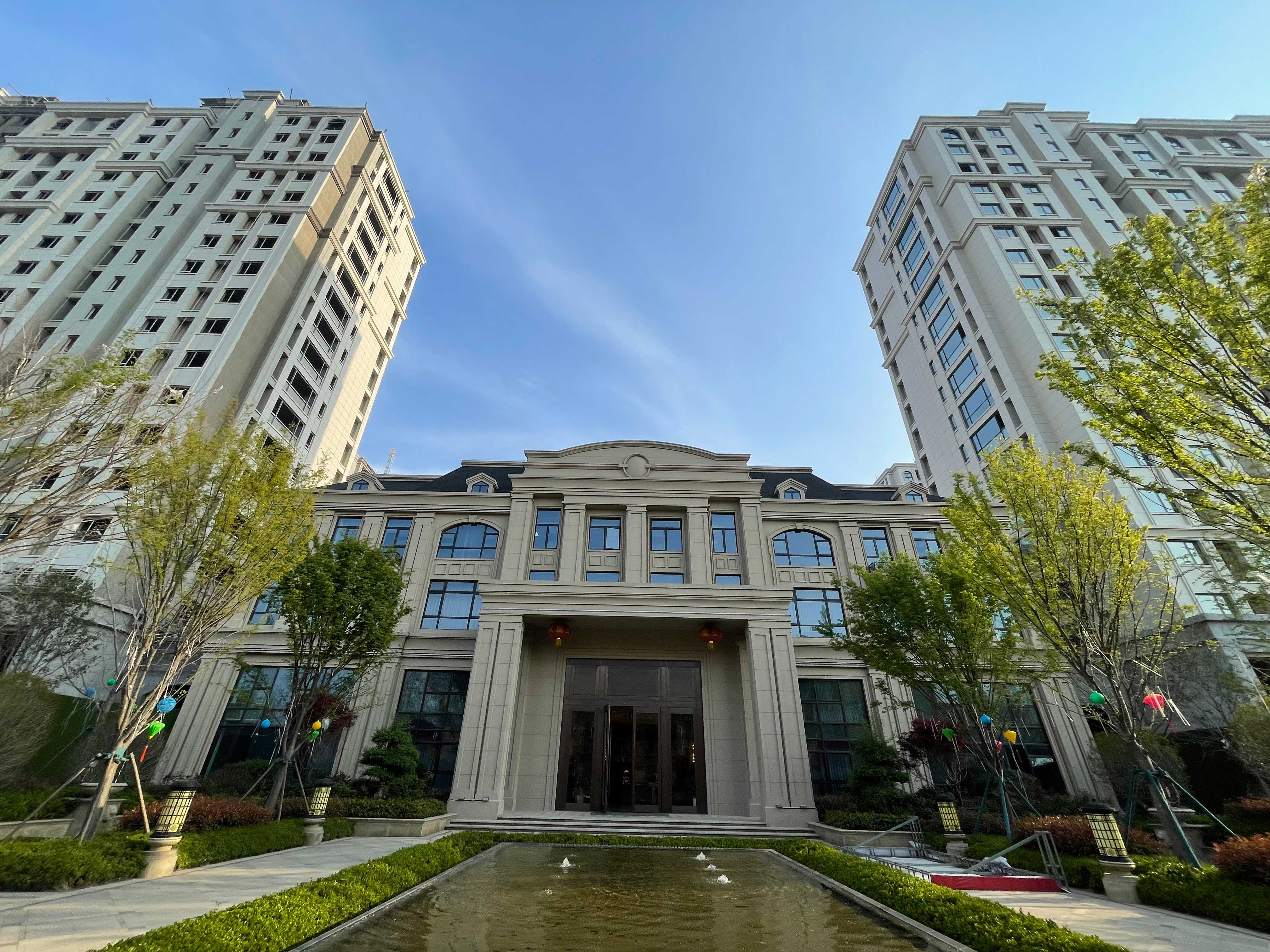 ZKO中凱 保溫隔熱厚層膩?zhàn)?/>
		</div>
		<strong>產(chǎn)品簡(jiǎn)介：</strong>
		<article><p>K720中凱保溫膩?zhàn)邮侵袆P反射隔熱涂料外墻保溫系統(tǒng)的配套專用產(chǎn)品，以水泥為膠凝基料，保溫材料選用輕質(zhì)砂及空心玻璃微珠添加特殊的聚合物和添加劑配制而成，除符合中凱外墻膩?zhàn)痈黜?xiàng)指標(biāo)，該產(chǎn)品具有干密度低，導(dǎo)熱系數(shù)較小等特點(diǎn)，對(duì)發(fā)射隔熱涂料具有非常良好的節(jié)能補(bǔ)充作用。</p><p><br/></p></article>
		<article><p style=